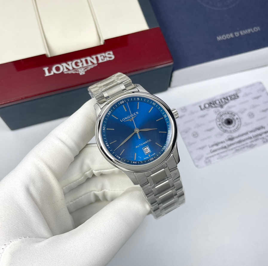 Longines Master Collection blue dial and stainless steel bracelet – detail view